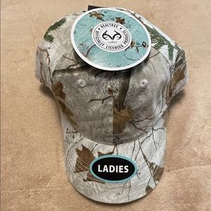 NWT Ladies Realtree Hat